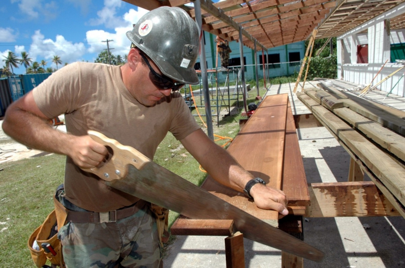 ebeniste-MOUANS SARTOUX-min_worker_construction_building_carpenter_male_job_build_helmet-893290